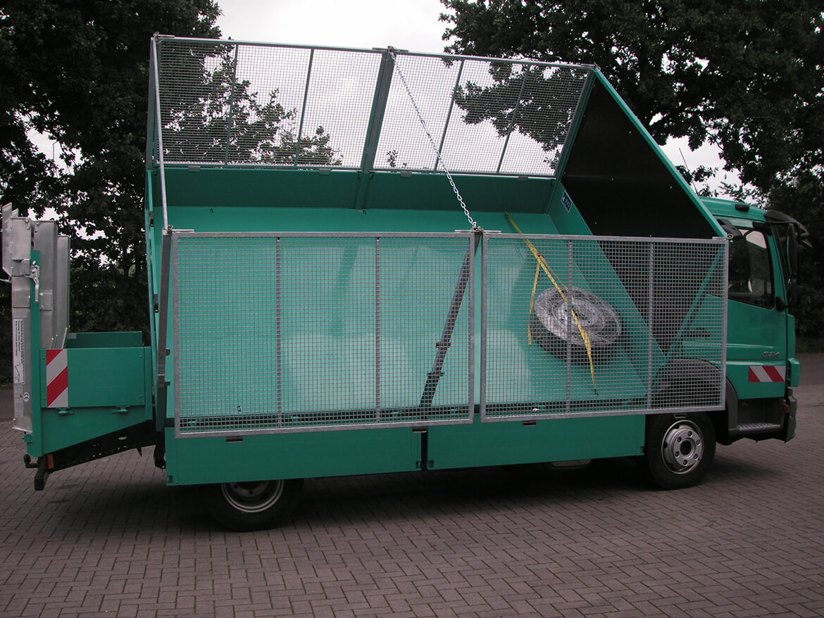 LKW mit Schoon Kipper und Laubgitteraufsatz LKW Mit Schoon Kipper Und Laubgitteraufsatz