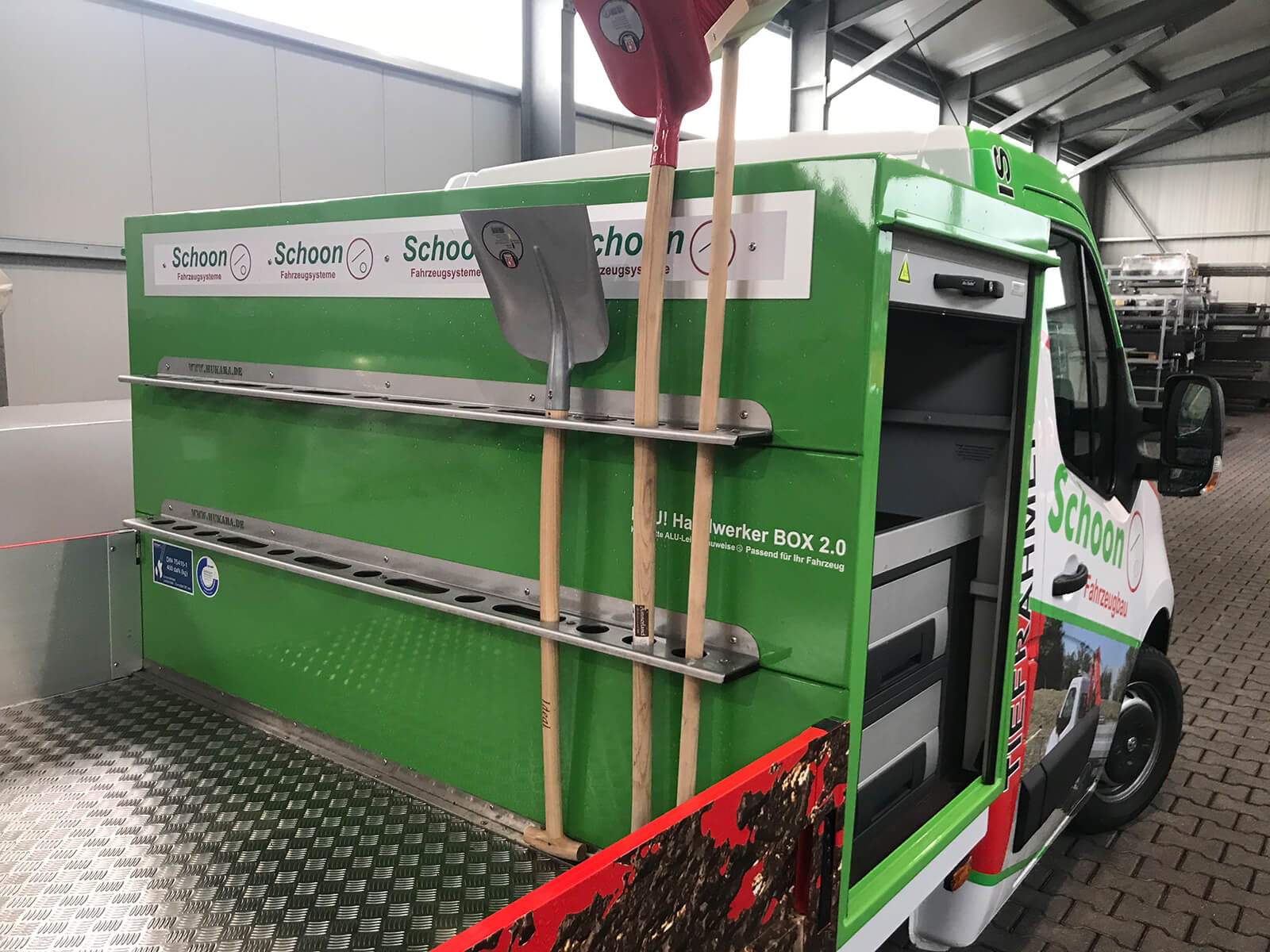 Schaufel und Besenhalter montiert am Stirnwandgitter (5) Schaufel und Besenhalter montiert am Stirnwandgitter (5)