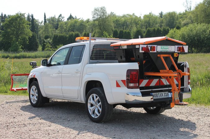 Amarok V6 mit Schoon Winterdienst, Schneeschild, Streuer, Blitzbalken, Stirnwandgitter (2)