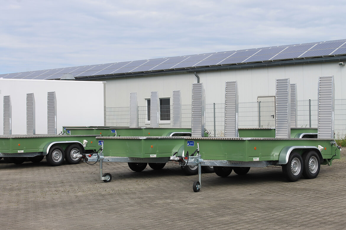 Baggeranhänger, Maschinenanhänger mit Alu Wanne, Alu Rampen, Maschinentransporter (2)