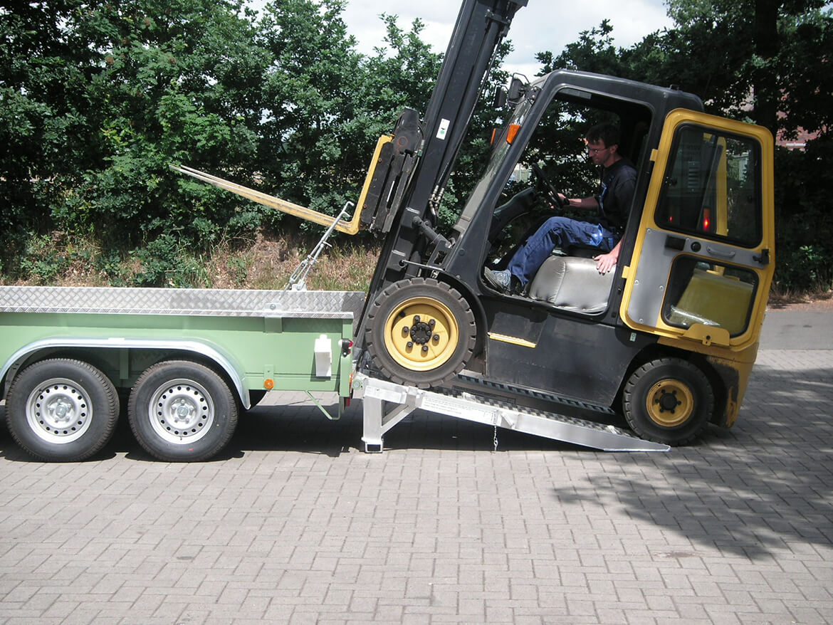 Baggeranhänger, Maschinenanhänger mit Alu Wanne, Alu Rampen, Maschinentransporter (3)