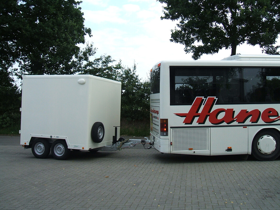 Bus Anhänger für den Transport von Koffern und Ski im 2 Kammersystem. Nordsee Inselausführung