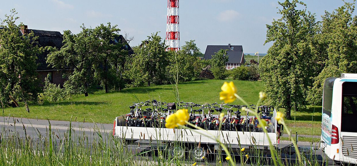 Fahrradanhänger an der Ostsee