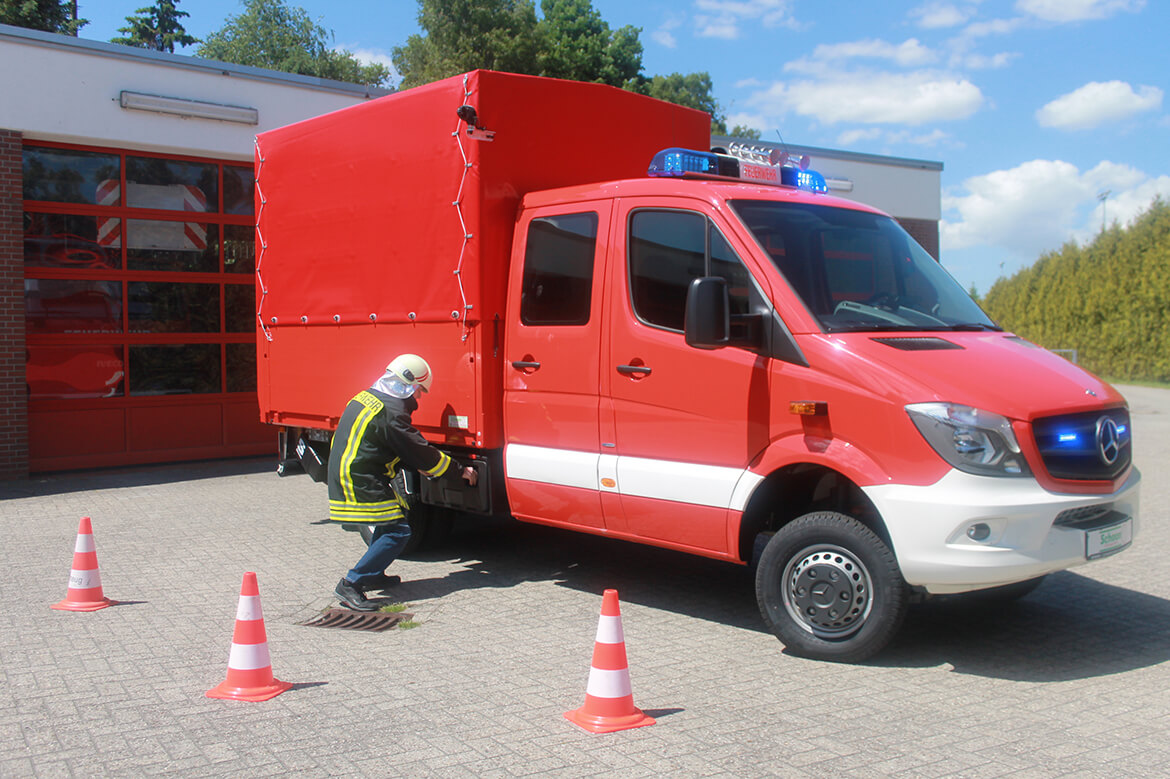 Feuerwehrfahrzeug, Gerätewagen (Gefahrgut) mit Schoon Pritsche, Ladebordwand, Blaulicht, Martinshorn (2)