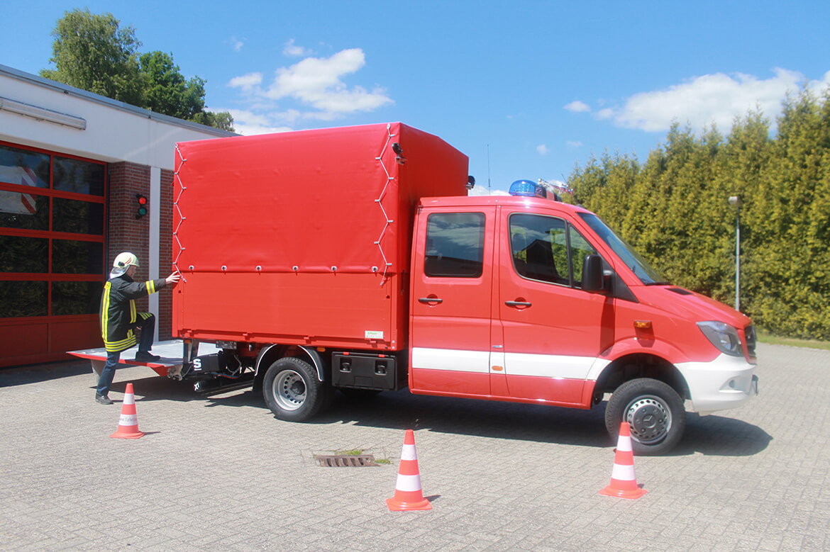 Feuerwehrfahrzeug, Gerätewagen (Gefahrgut) mit Schoon Pritsche, Ladebordwand, Blaulicht, Martinshorn (3)