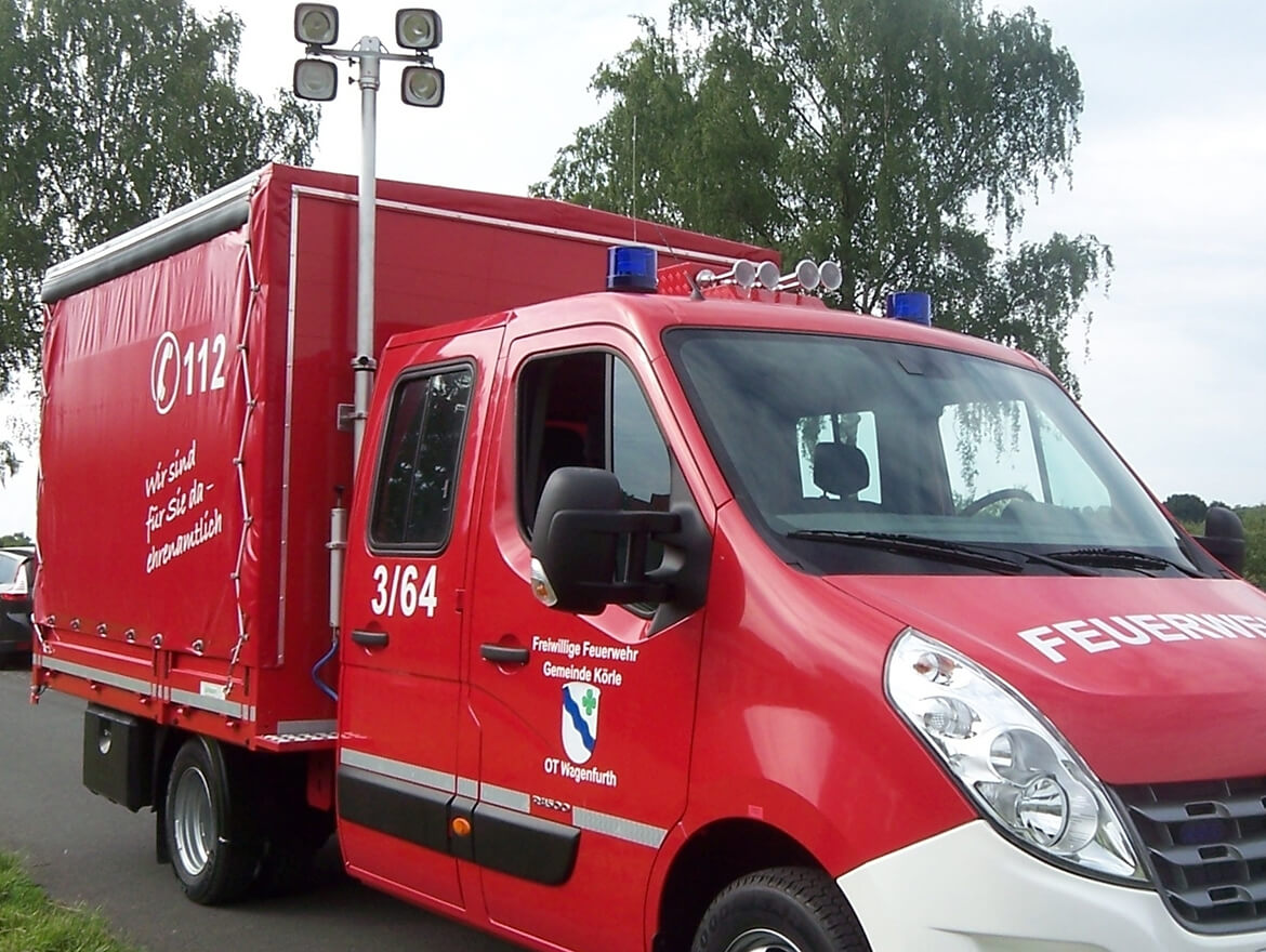 Feuerwehrfahrzeug Gerätewagen, Logistik mit Pritsche, Planenaufbau, Schiebegardine