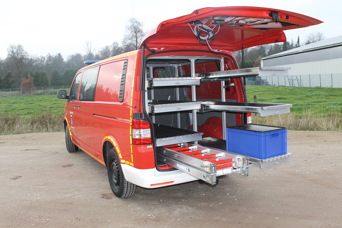 Feuerwehrfahrzeug als Kastenwagen mit Auszügen für Geräte, Leiter u.v.m.