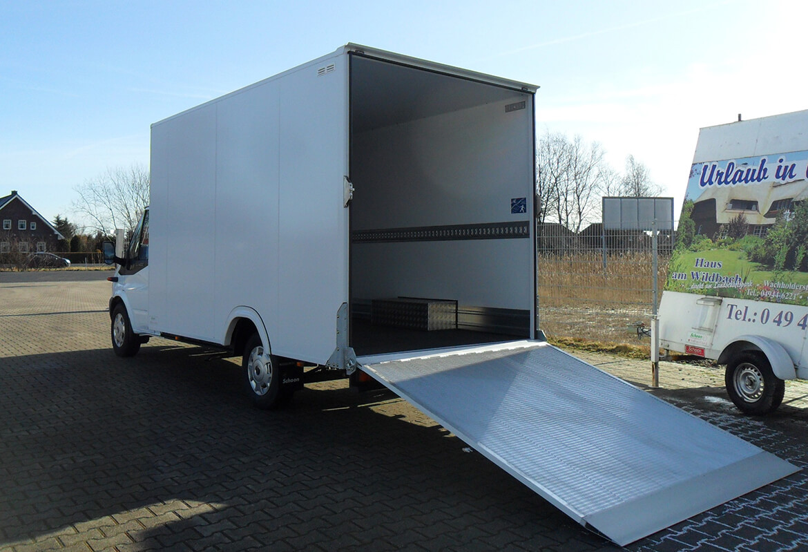 Ford Transit mit Schoon Tiefrahmenkoffer, Laderampe