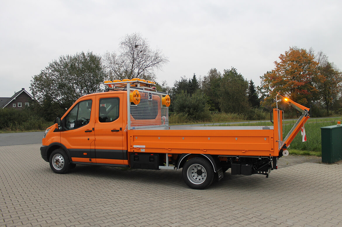 Ford Transit mit faltbarer Ladebordwand für Pritschen, Blinkpfeilanlage, Stirnwandgitter