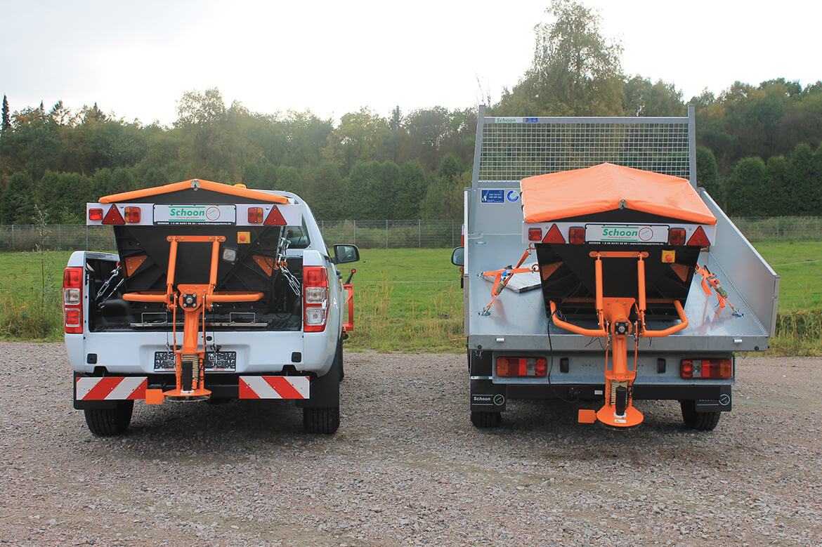 Heckansicht Werkspritsche und Schoon Kipper als Winterdienstfahrzeuge