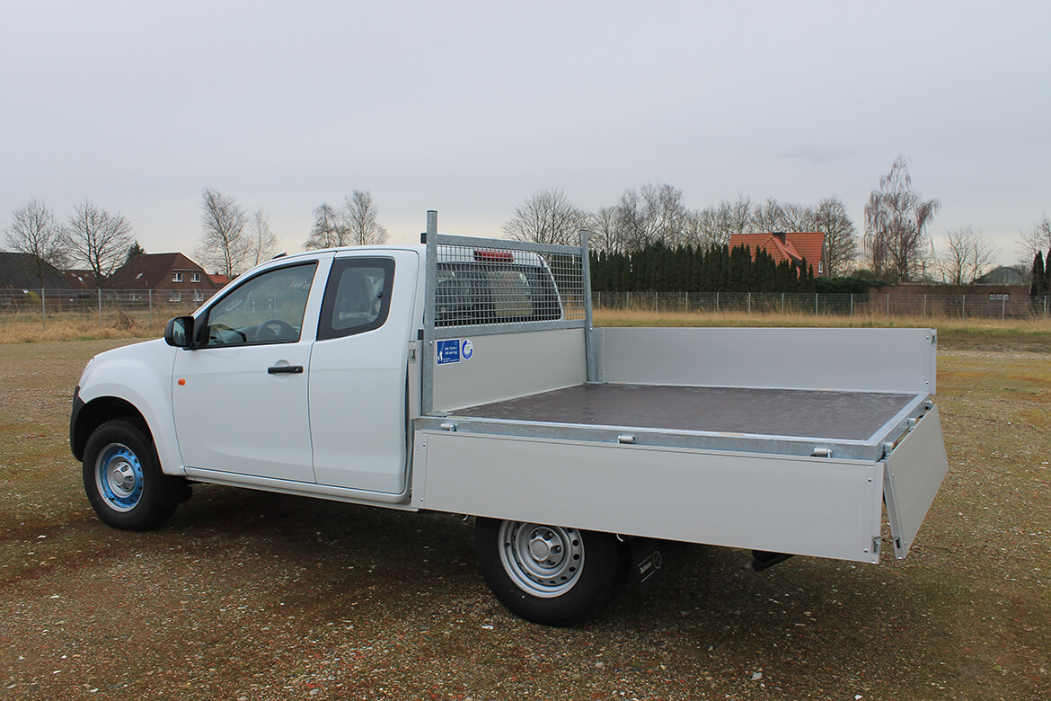 Isuzu D Max Space Cab mit Schoon Pritsche, Stirnwandgitter und Anhängekupplung