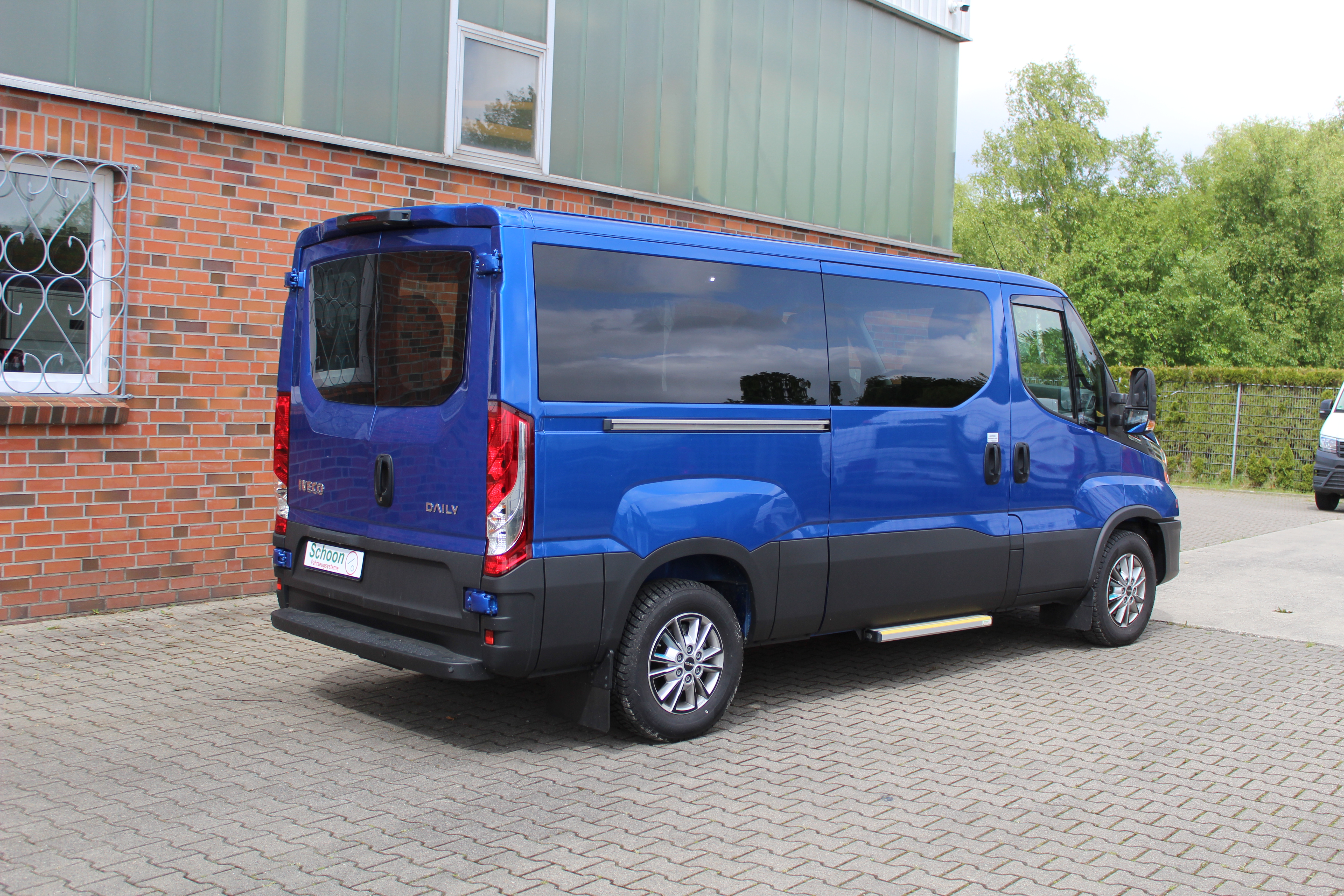 Iveco Daily Kombifahrzeug Luxusausbau Shuttle Dachhimmel Trittstufe elektrisch Klimaanlage Sitze Heizung AB2103522 (13)