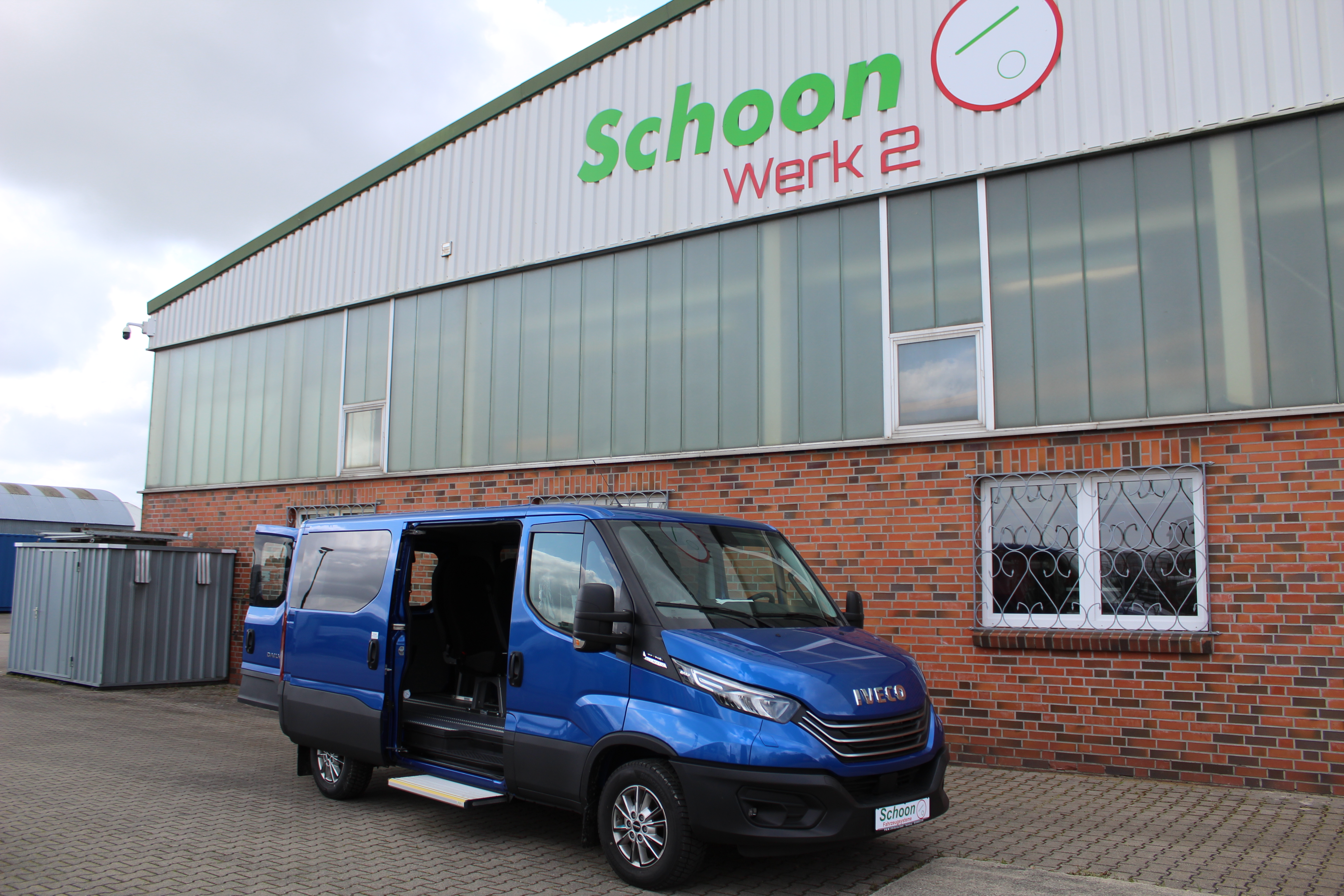 Iveco Daily Kombifahrzeug Luxusausbau Shuttle Dachhimmel Trittstufe elektrisch Klimaanlage Sitze Heizung AB2103522 (2)