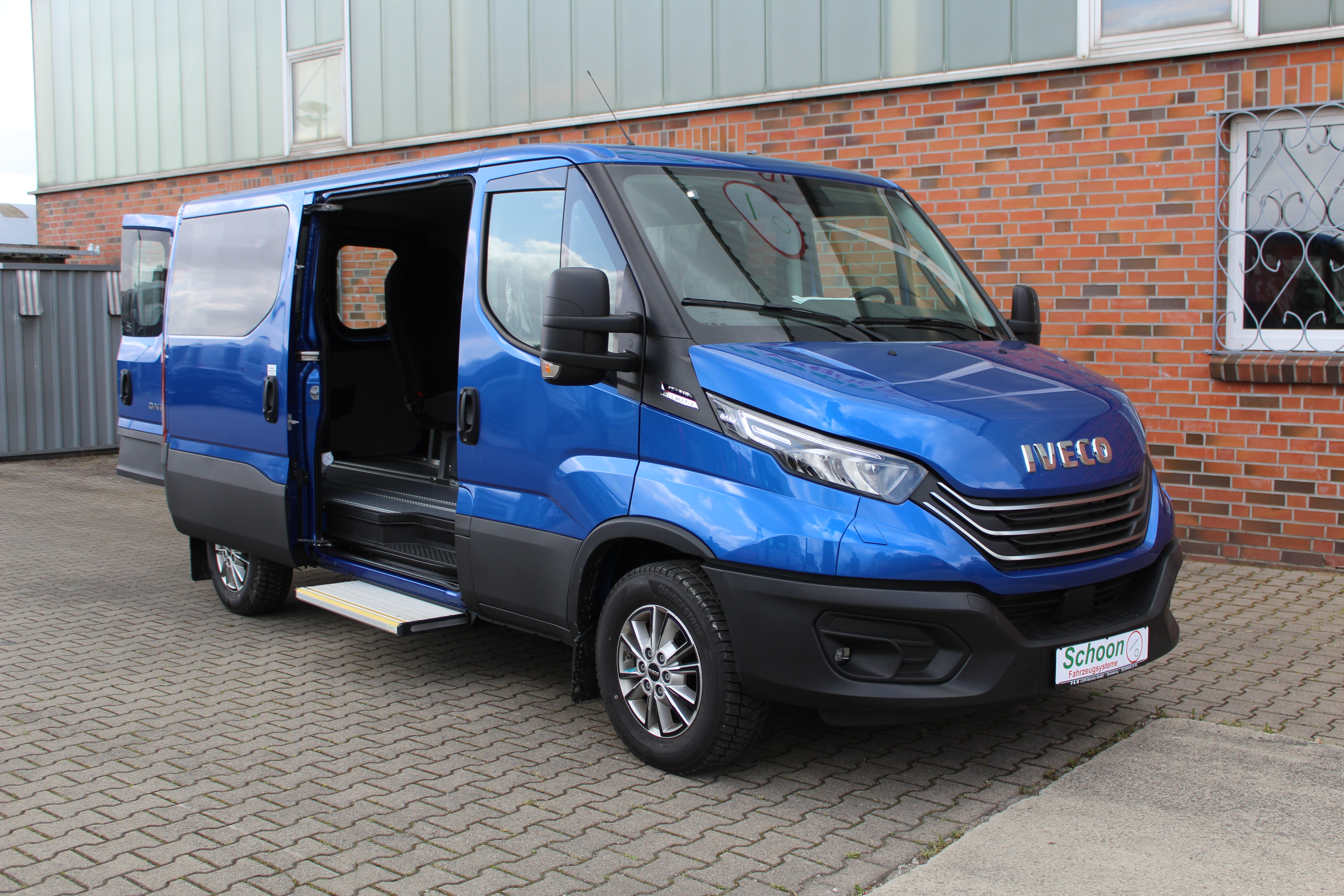 Iveco Daily Kombifahrzeug Luxusausbau Shuttle Dachhimmel Trittstufe elektrisch Klimaanlage Sitze Heizung AB2103522 (3)