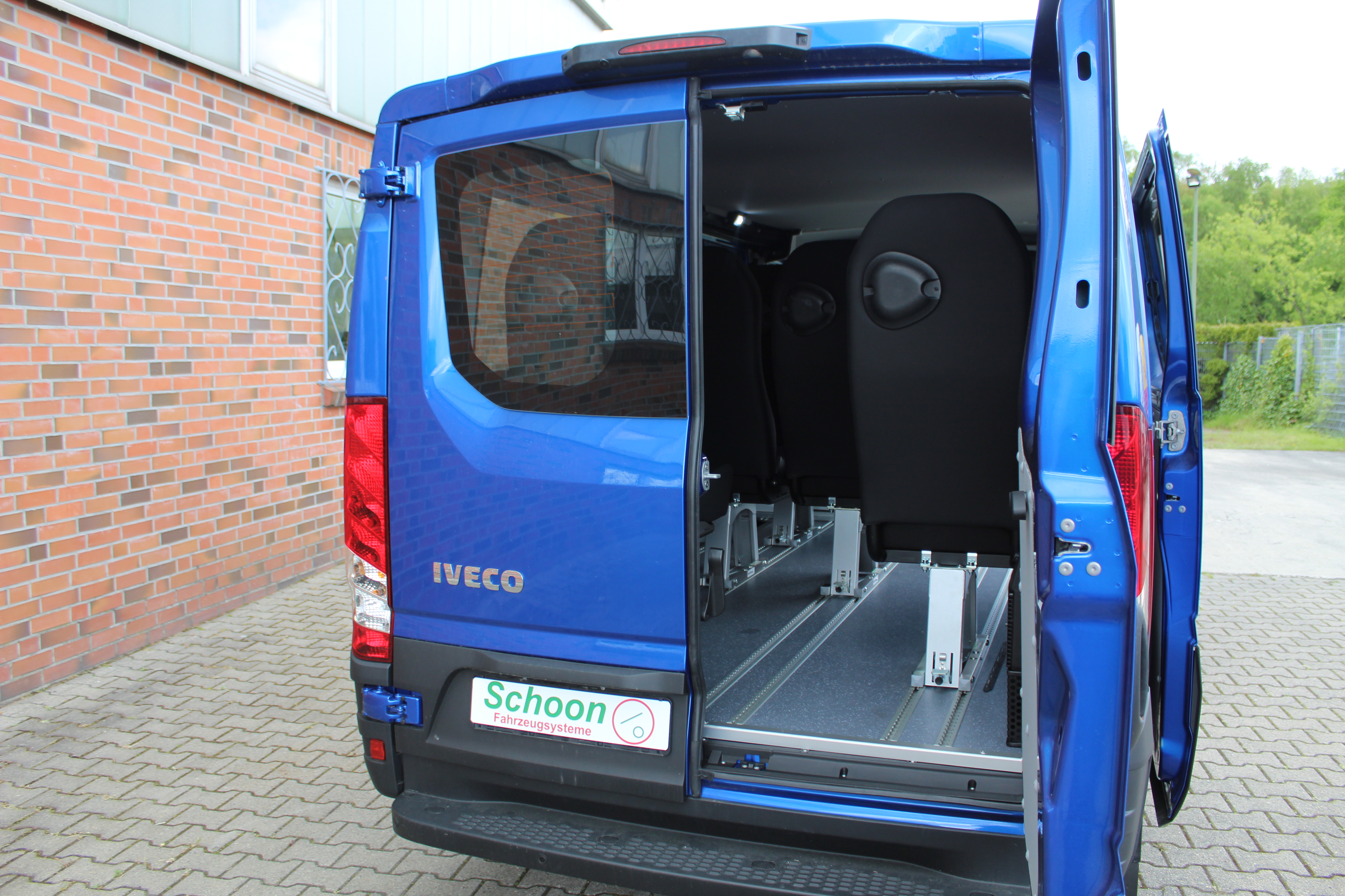 Iveco Daily Kombifahrzeug Luxusausbau Shuttle Dachhimmel Trittstufe elektrisch Klimaanlage Sitze Heizung AB2103522 (5)