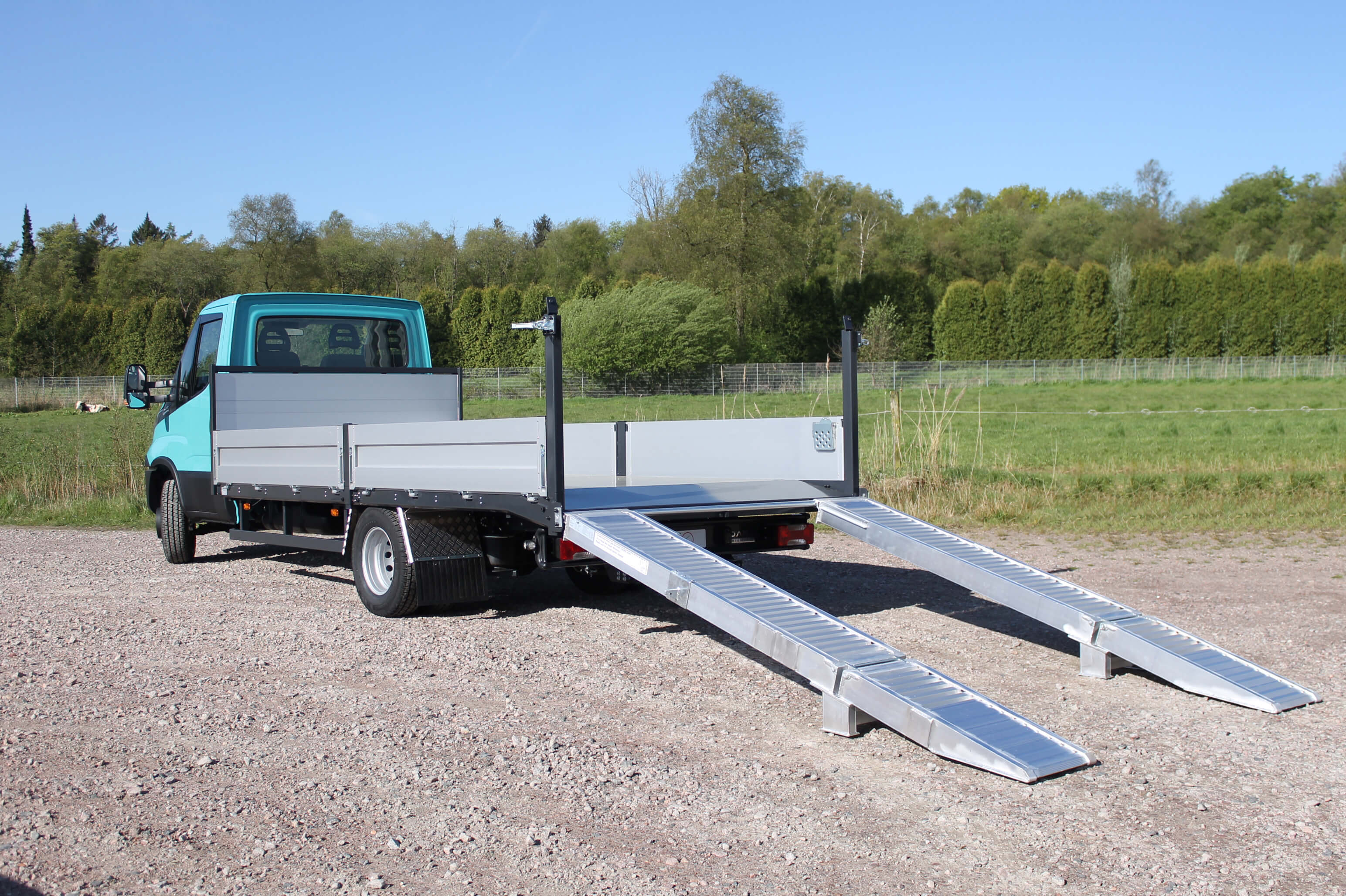 Iveco Daily Maschinentransporter mit Rampen, Stirnwanderhöhung und Blechboden Hardox