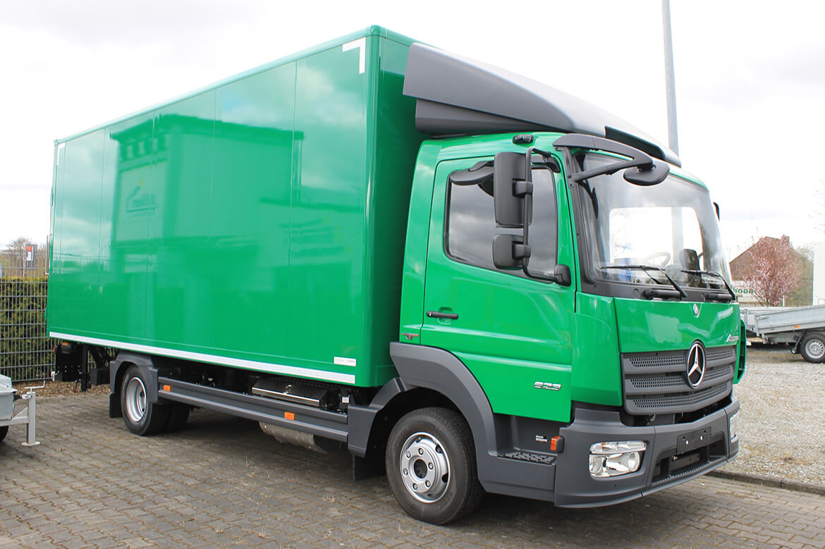 LKW mit Schoon Koffer und Ladebordwand für den Kurierdienst