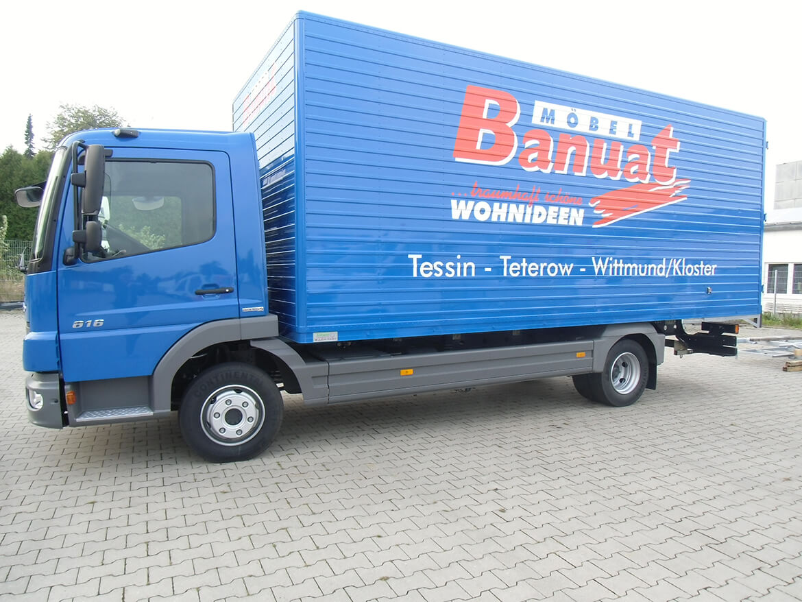 LKW mit gesickten Schoon Kofferaufbau als Möbelkoffer, Möbeltransport