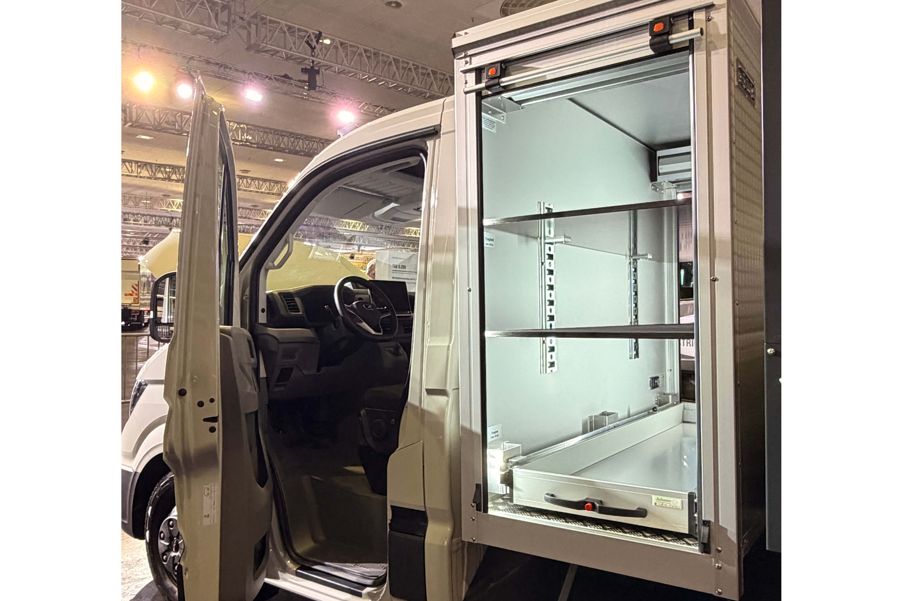 MAN TGE mit Schoon Kipper und VariaBoxx IAA 2026, Halle 11, Stand D08 (2)