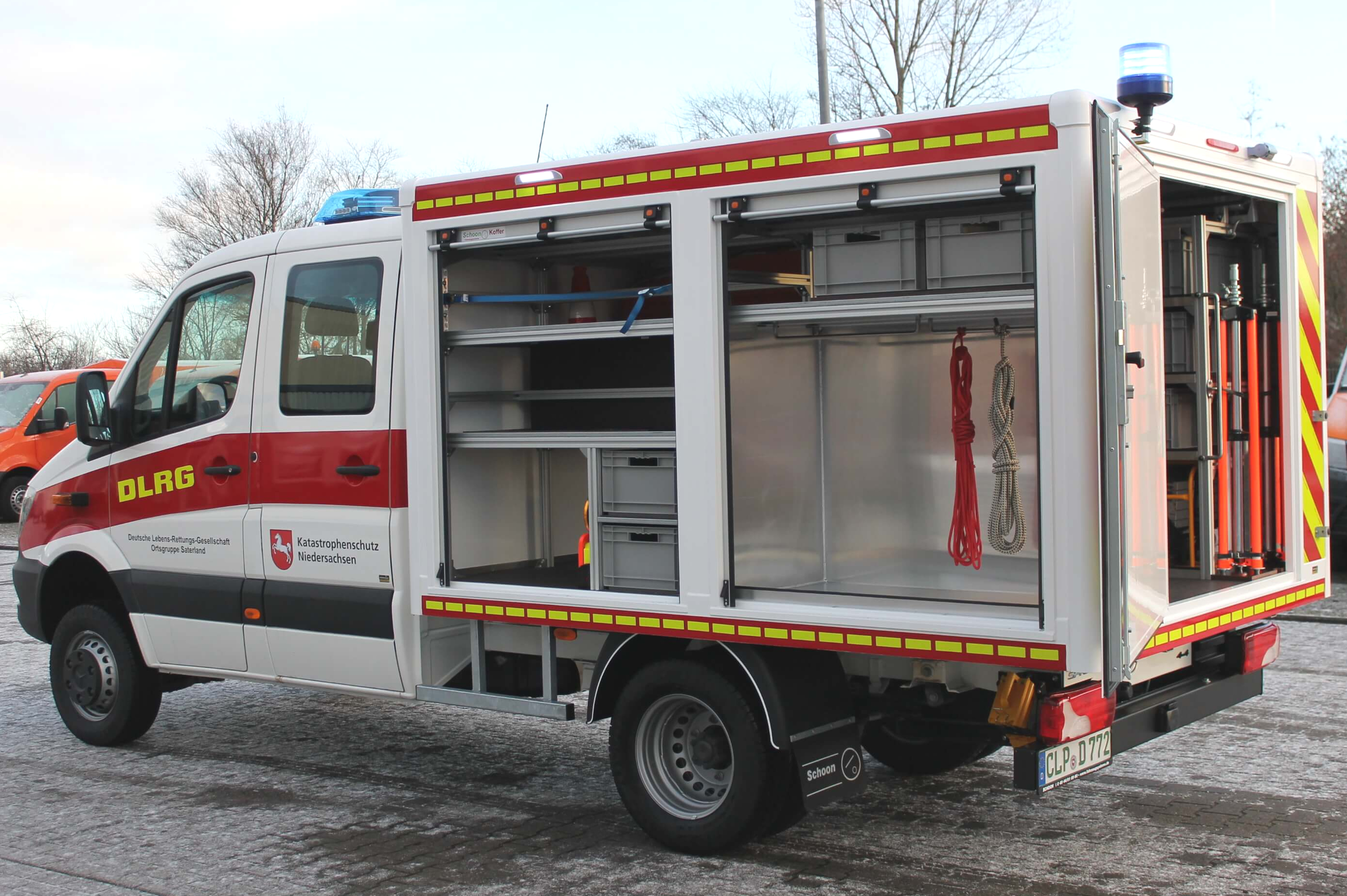 MB Sprinter als DLRG Fahrzeug mit Schoon Koffer, seitlichen Rollos, Werkzeugbox, Beleuchtung, Beklebung, Seilwinde (2)