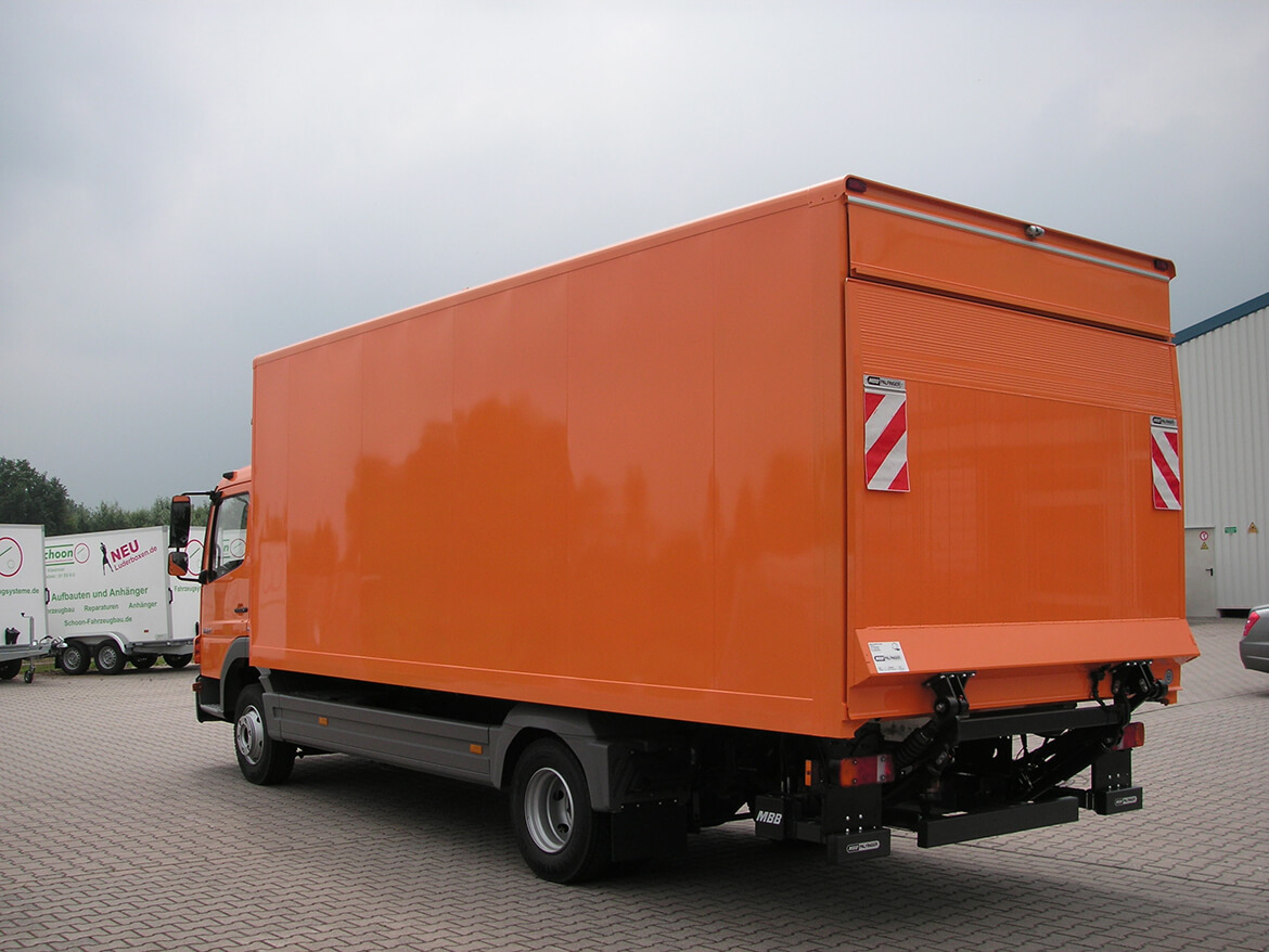 Mercedes Benz Atego mit Schoon Koffer, Ladebordwand, Lackierung