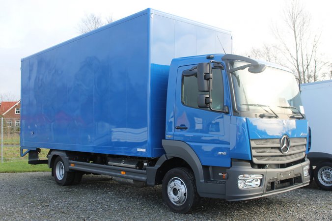 Mercedes Benz Atego mit Schoon Koffer und gefederte Trittstufe