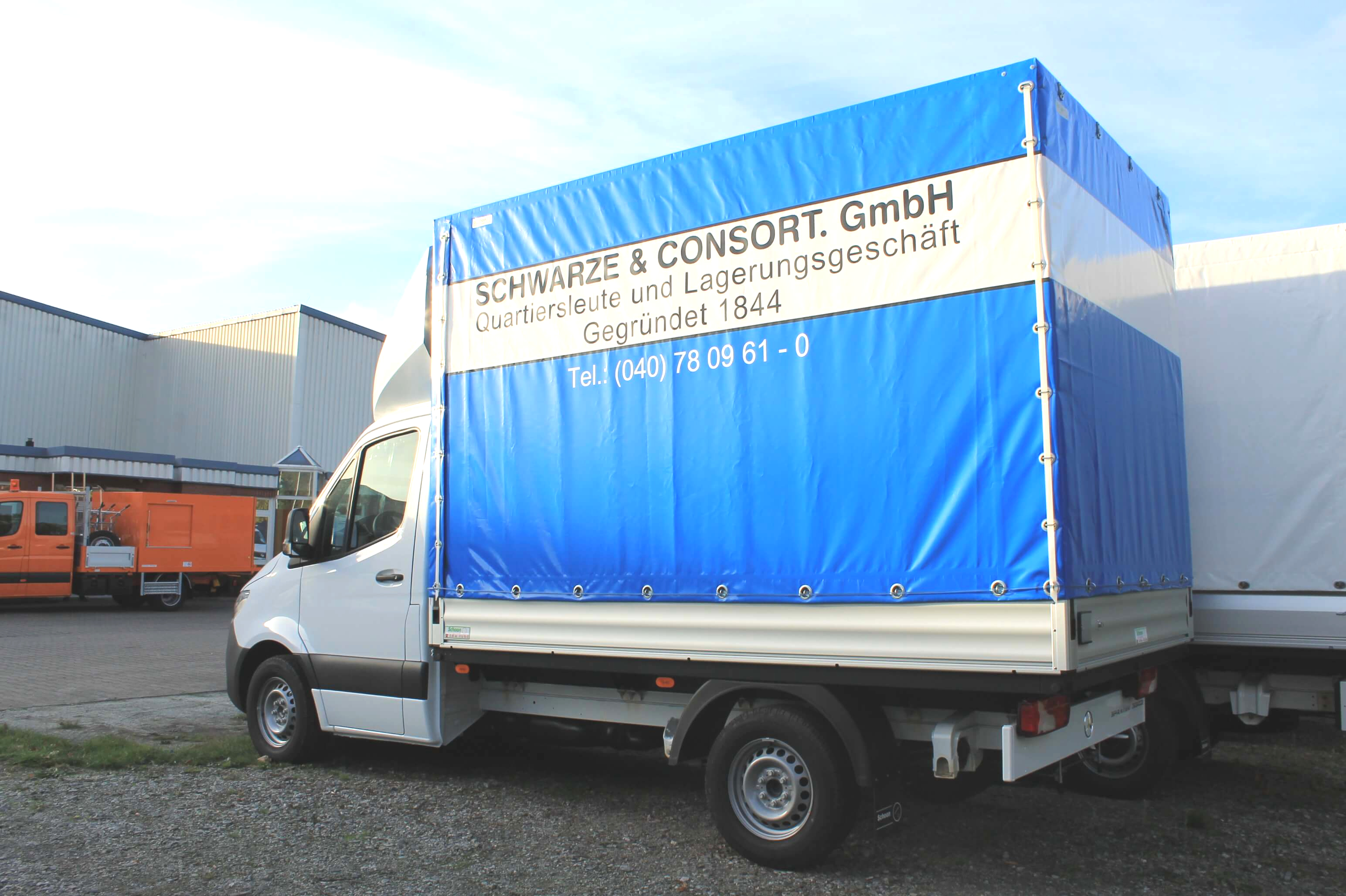 Mercedes Benz Sprinter Werkspritsche mit Schoon Planenaufbau und Dachspoiler