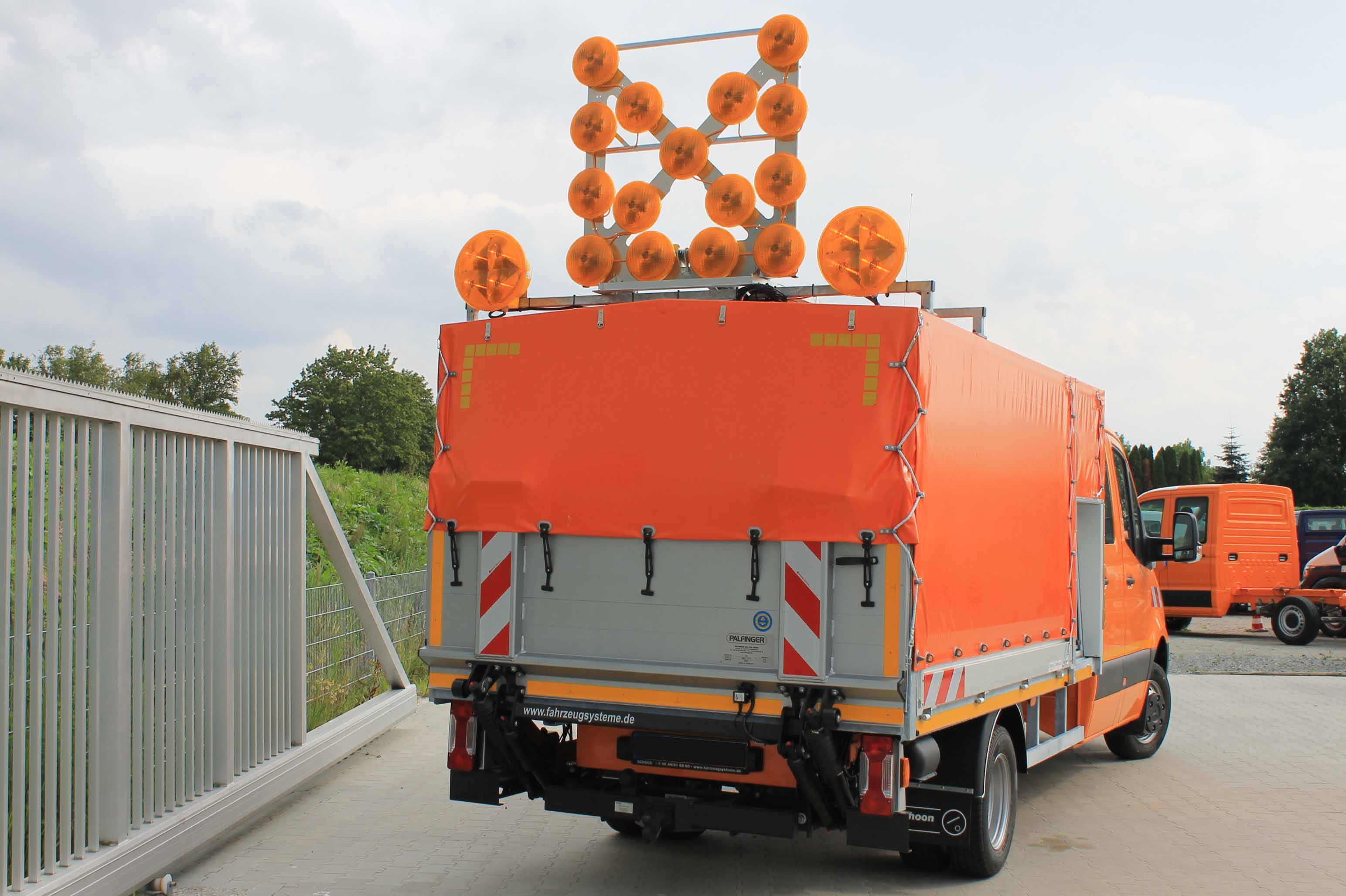 Mercedes Benz Sprinter mit Schoon Pritsche, Plane Spriegel mit integrierter Werkzeugkiste, Ladebordwand, Blinkpfeilanlage