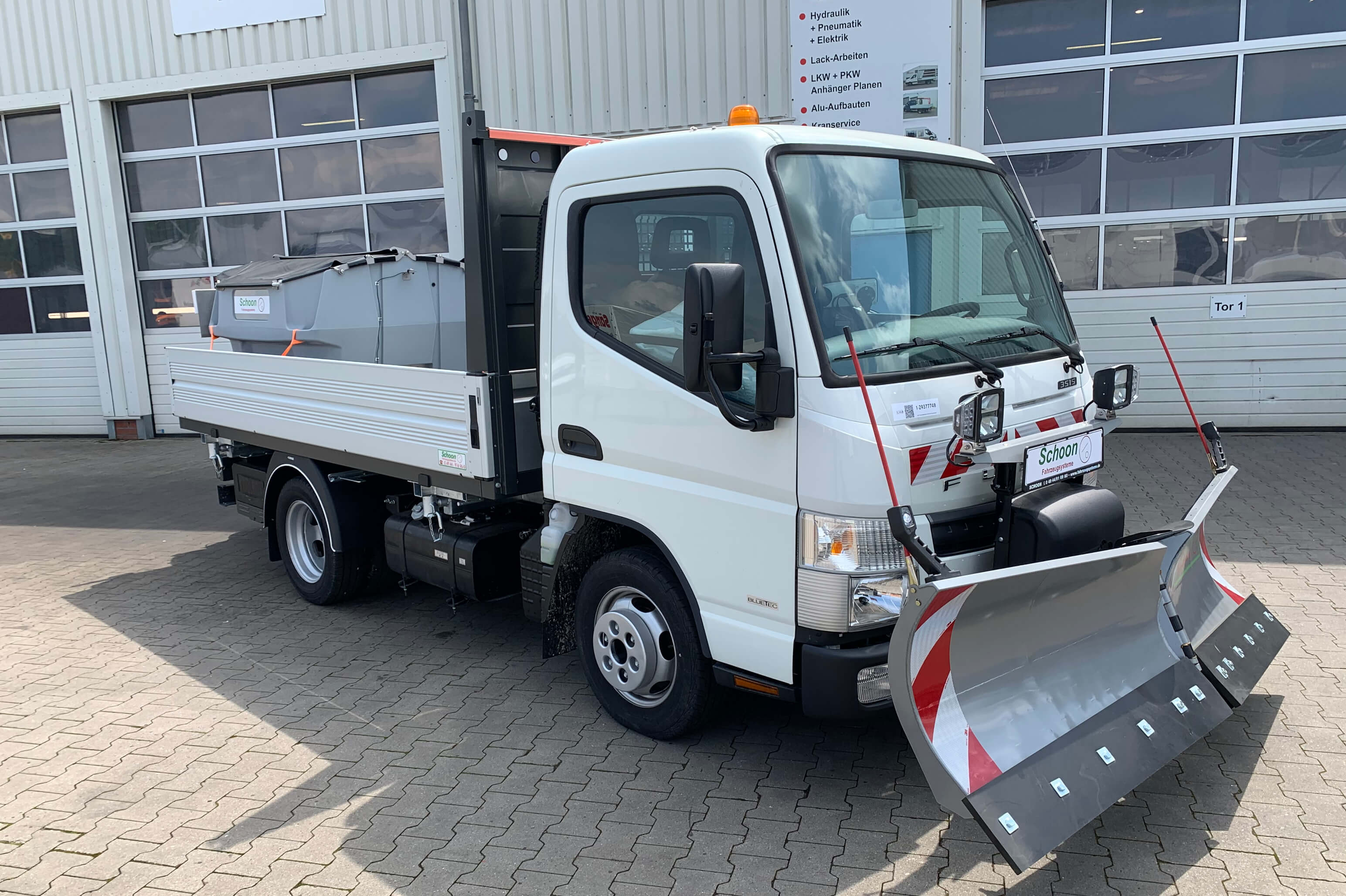 Mitsubishi Fuso 3S15 Werkpritsche mit Schoon Winterdienst und Schoon Wechselpritsche (1)