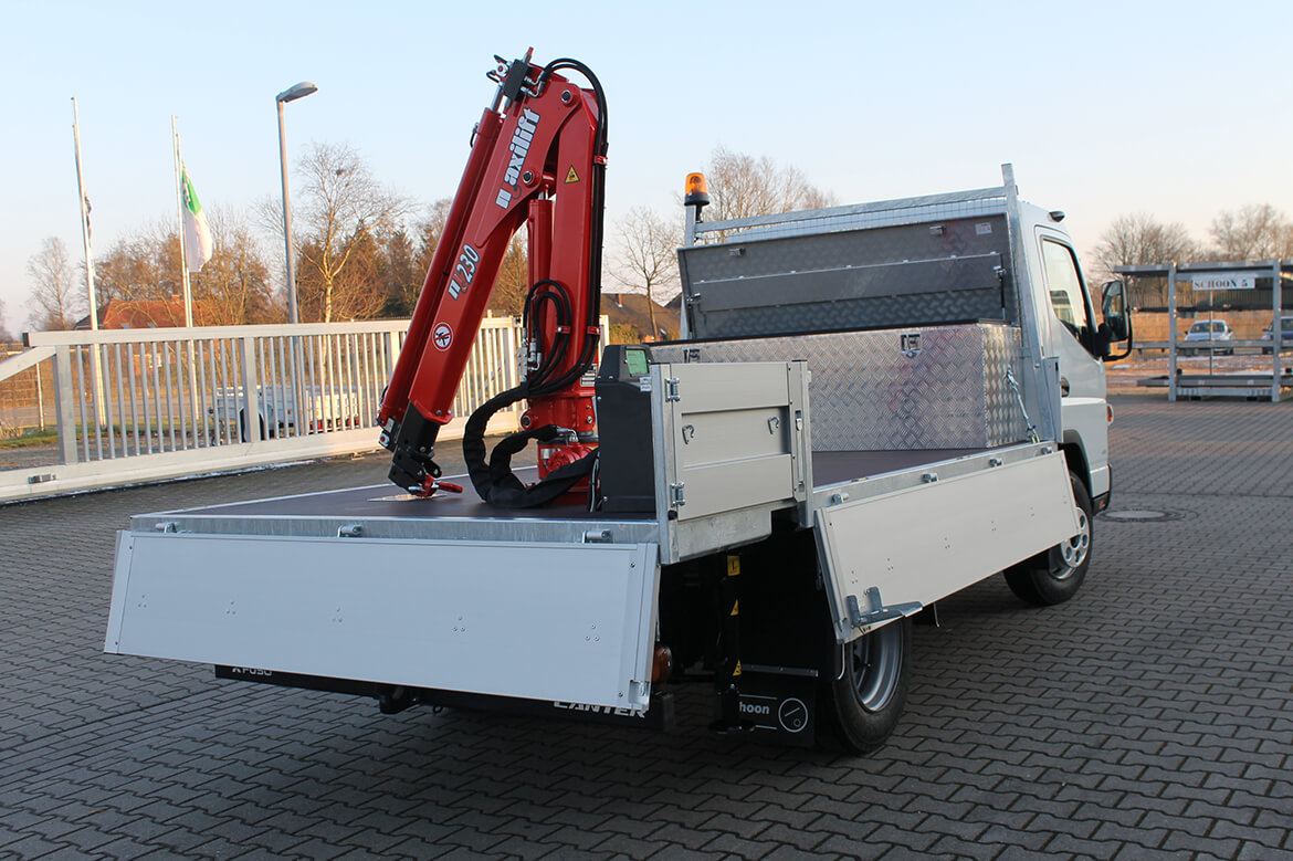 Mitsubishi Fuso Canter mit Schoon Pritsche, Stirnwandgitter, Maxi Kran, Werkzeugkiste, RKL