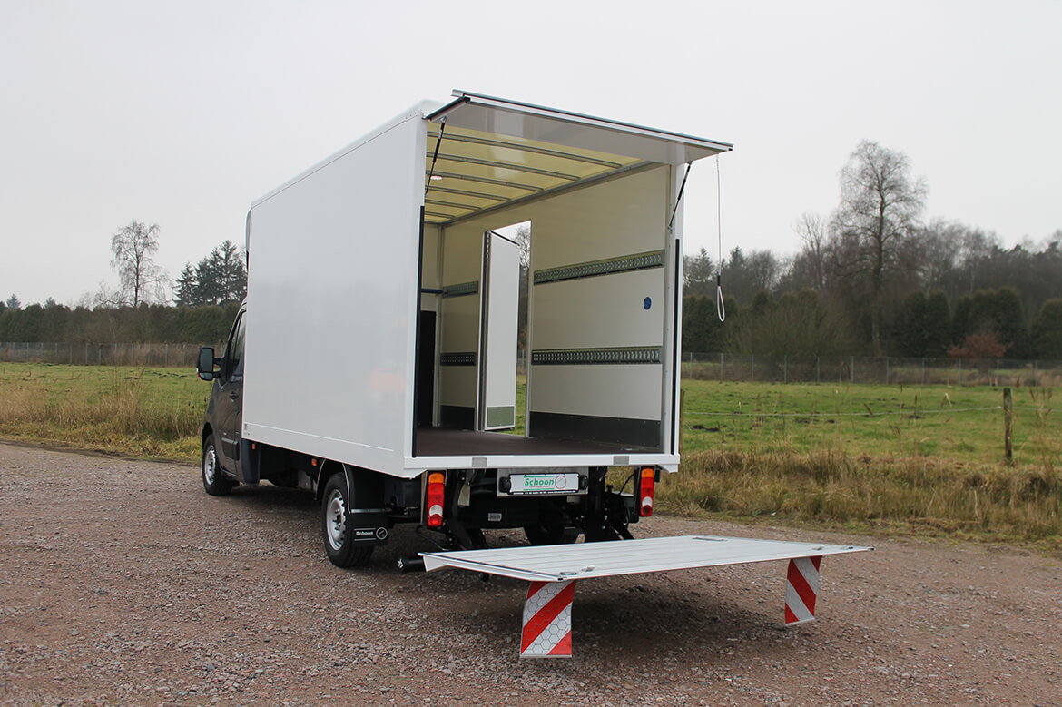 Nissan NV400 mit Schoon Koffer, Ladebordwand und Seitentür