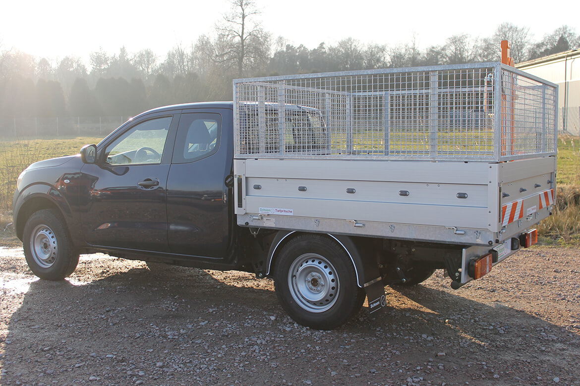 Nissan Navara King Cab mit Schoon Pritsche, Laubgitteraufsatz und FSK Kran