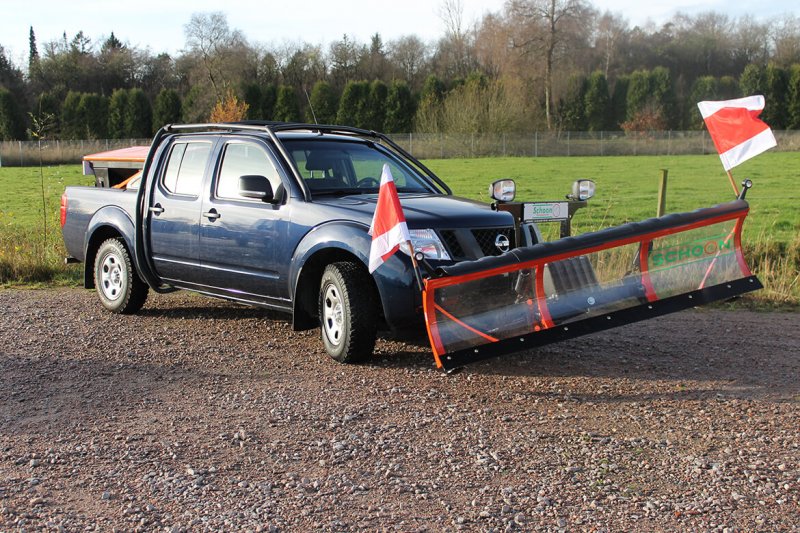 Nissan Navara Mit Schoon Winterdienst, Schneeschild, Warnflaggen In Rot Weiß Mit Biegsamen Stab Und Haltersatz, Streugutbehälter