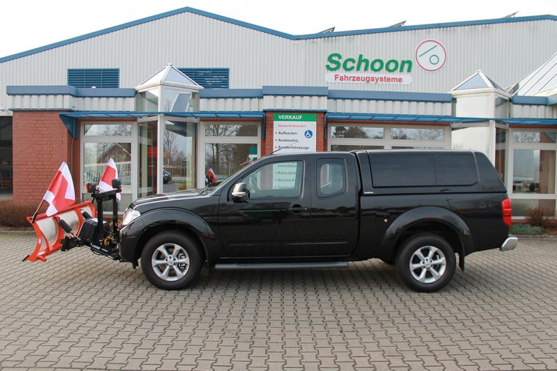 Nissan Pick Up Mit Räumschild Und Hardtop Typ Profi Mit Seitenklappen