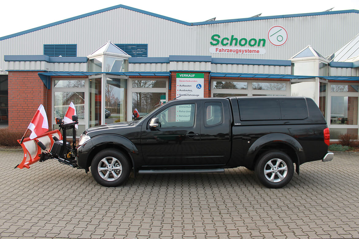 Nissan Pick up mit Räumschild und Hardtop