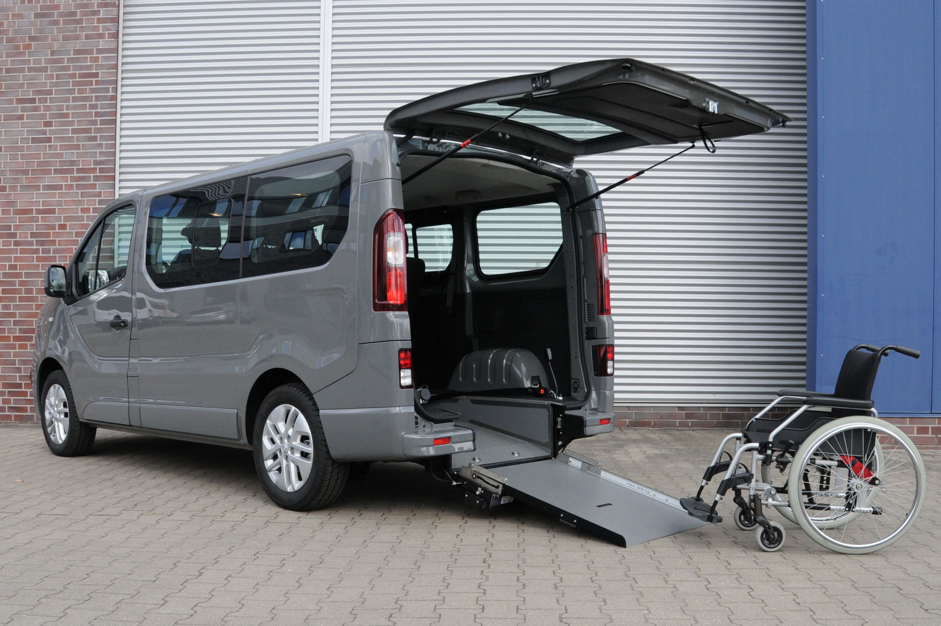 Opel Vivaro mit Heckausschnitt (1)