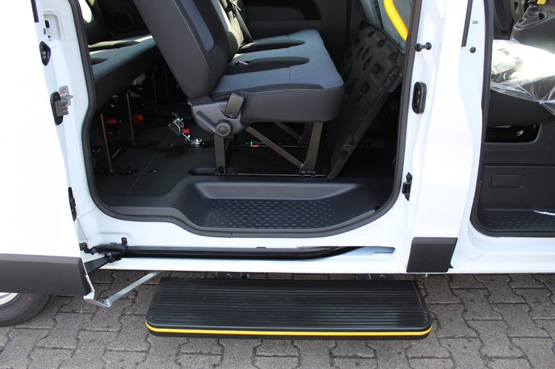 Opel Vivaro mit Schoon Linearlift Reha (8)