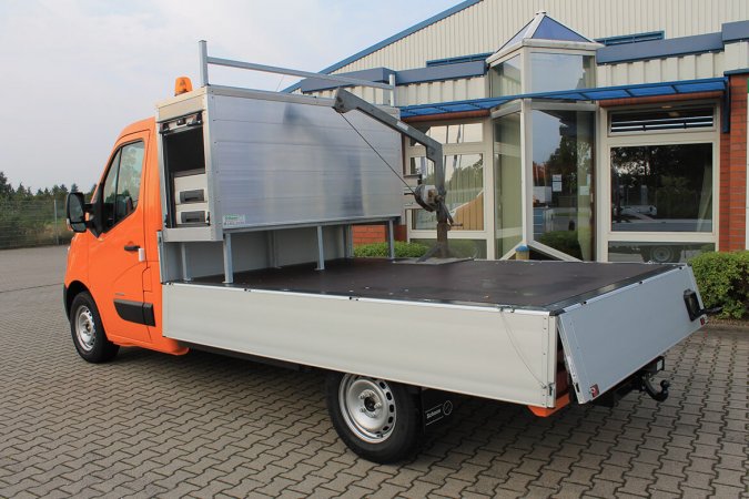 Renault Master Werkspritsche Mit Kran, Werkzeugkiste Auf Füßen Mit BOTT Schubläden Sowie Anhängekupplung