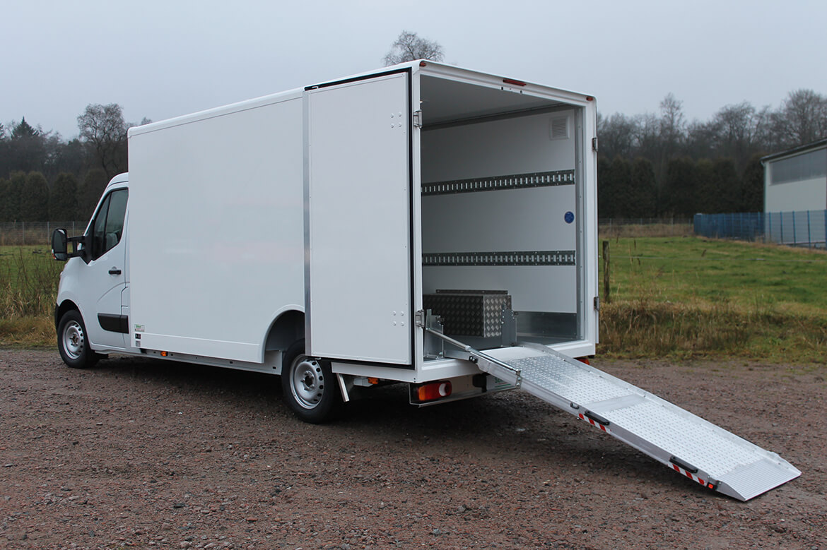 Renault Master mit Schoon Tiefrahmenkoffer, Flügelhecktüren und Laderampe, Auffahrrampe