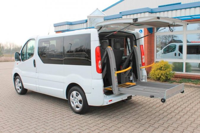 Renault Trafic mit Schoon Reha Ausbau, Linearlift.tiff