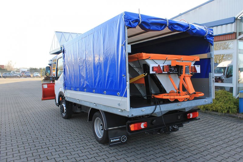 Renault Truck Maxity Mit Schoon Winterdienst, Schneeschild Und Streuer Auf Der Ladefläche Im Planen Aufbau (2)