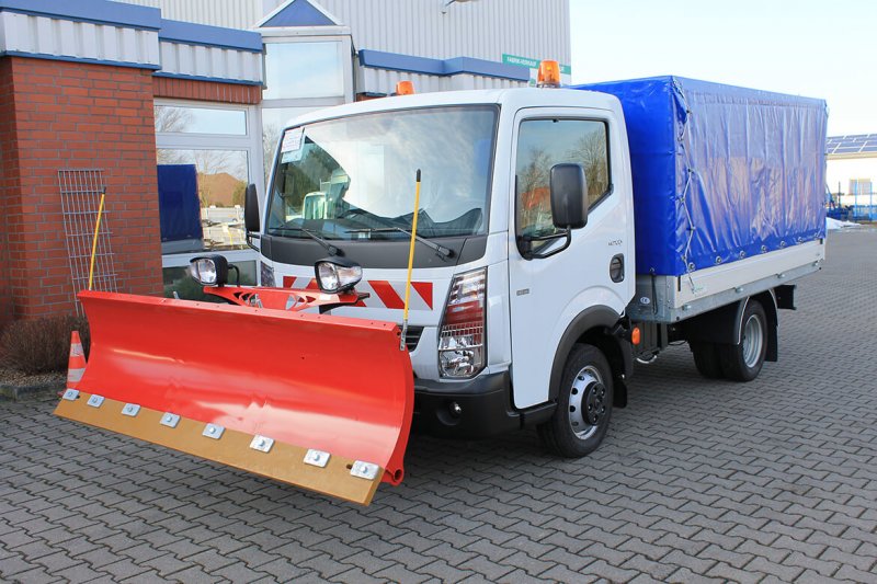 Renault Truck Maxity Mit Schoon Winterdienst, Schneeschild Und Streuer Auf Der Ladefläche Im Planen Aufbau