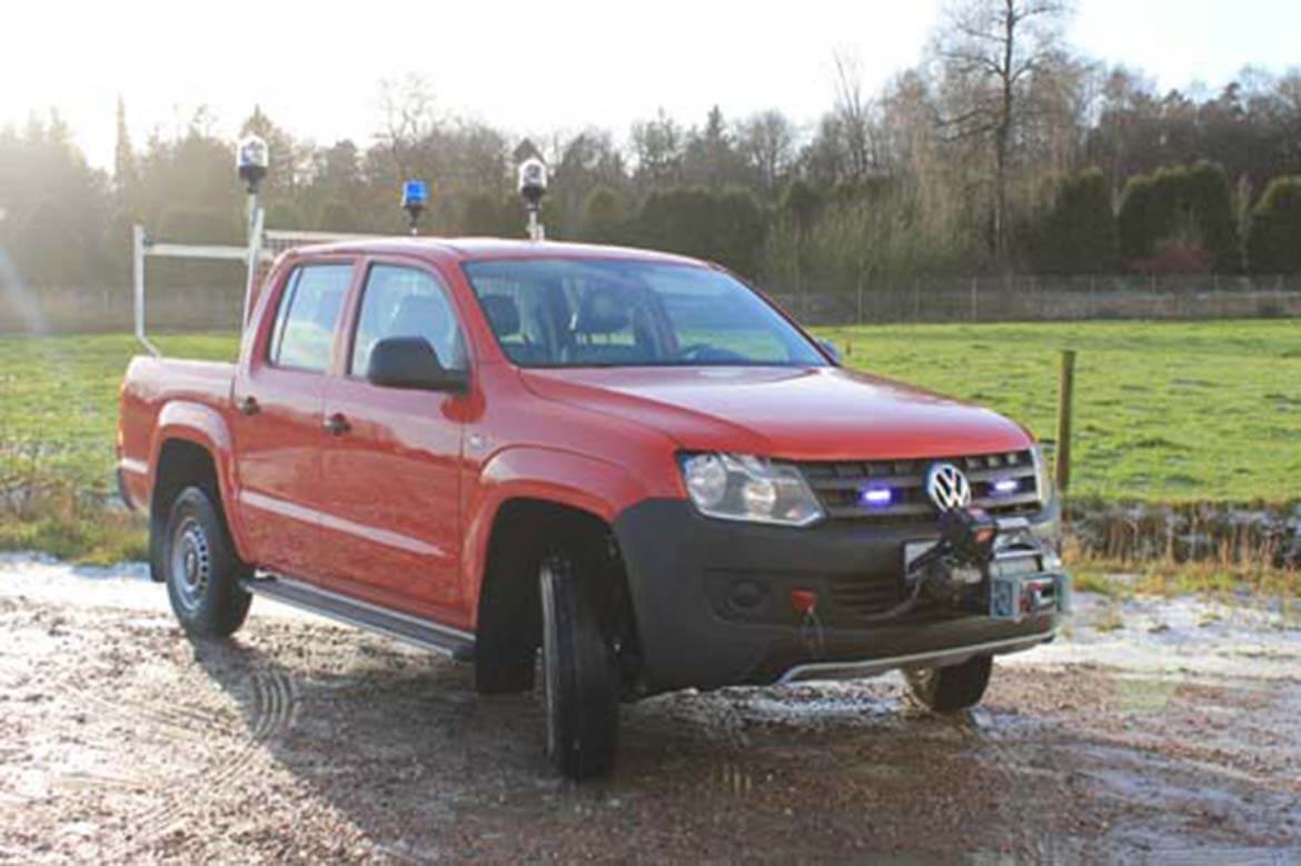 Rettungsfahrzeug mit Seilwinde, Laderaumverkleidung, Anhängekupplung, Scheinwerfer, Stirnwandgitter, Heckauflagegestell (2)