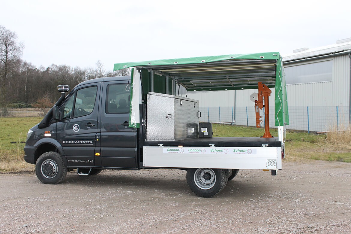 Schoon Jagd & Forst Offroad Planenaufbau mit Aufstellklappen, FSK Kran, Werkzeugkiste und Waschbecken (1)