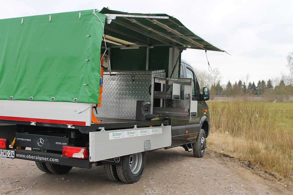 Schoon Jagd & Forst Offroad Planenaufbau mit Aufstellklappen, FSK Kran, Werkzeugkiste und Waschbecken (2)