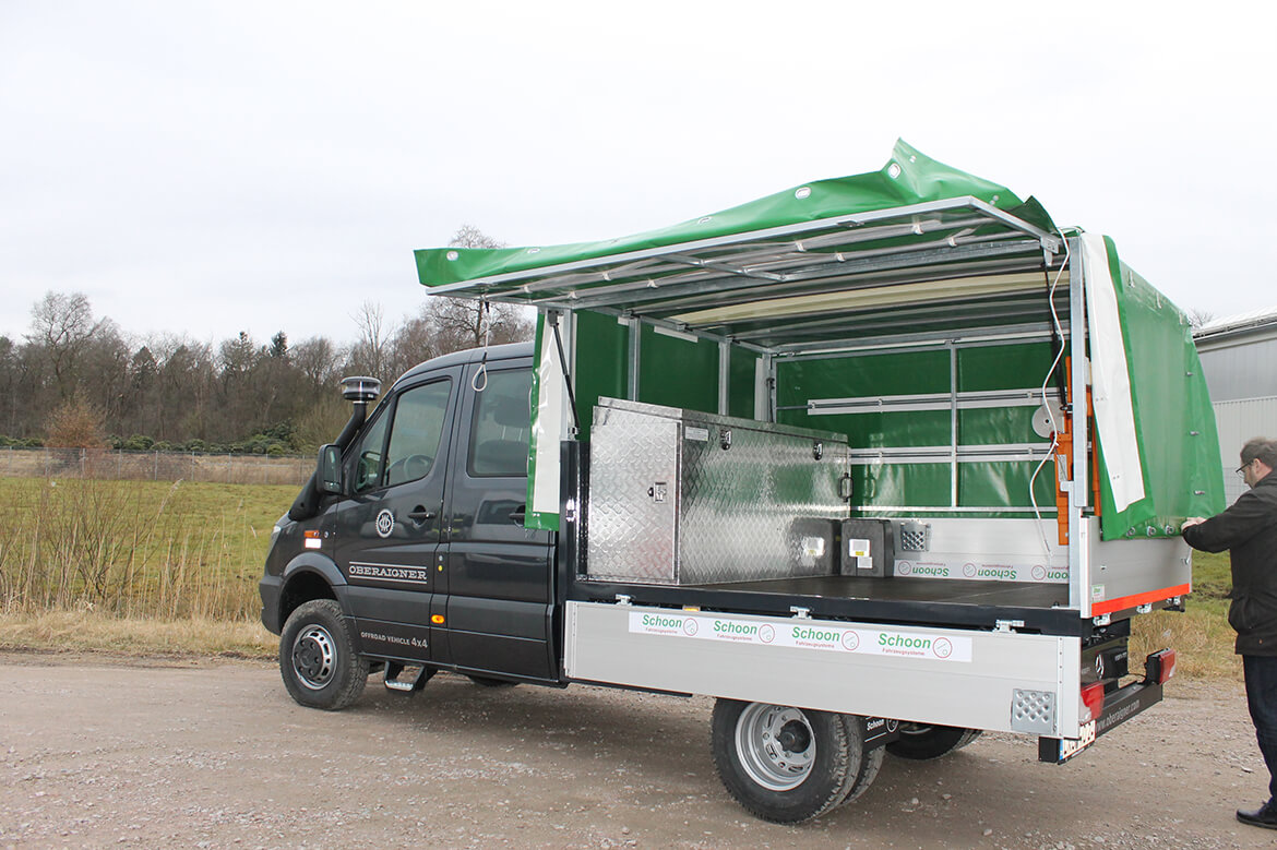 Schoon Jagd & Forst Offroad Planenaufbau mit Aufstellklappen, FSK Kran, Werkzeugkiste und Waschbecken (3)