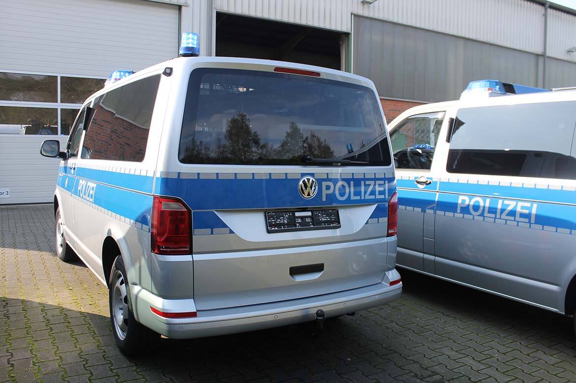 Schoon Polizeifahrzeuge, RKL, Blitzbalken, Frontblitzleuchten, Anhängekupplung, Klapptisch (2)