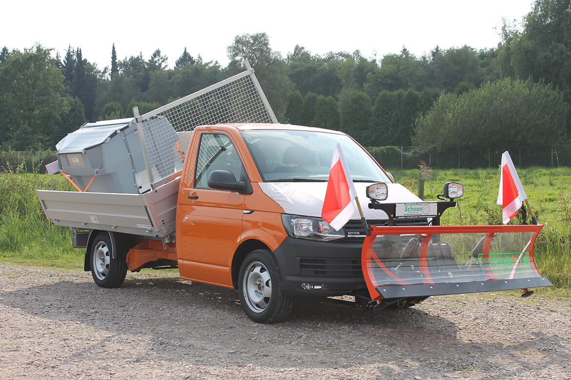 Schoon Winterdinstfahrzeug mit Schoon Kipper, Schneeschild und Streuer