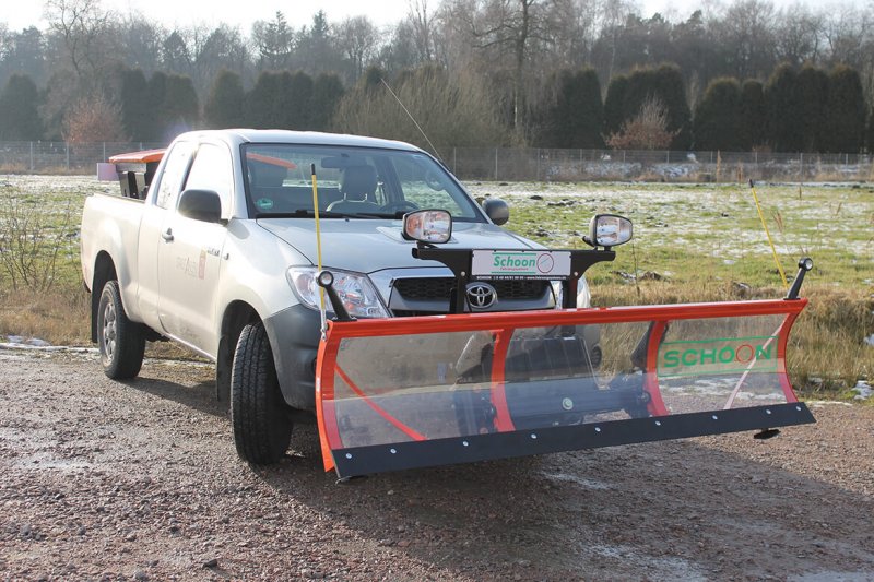 Toyota Hilux Mit Schoon Winterdienst Schneeschild Und Streuer