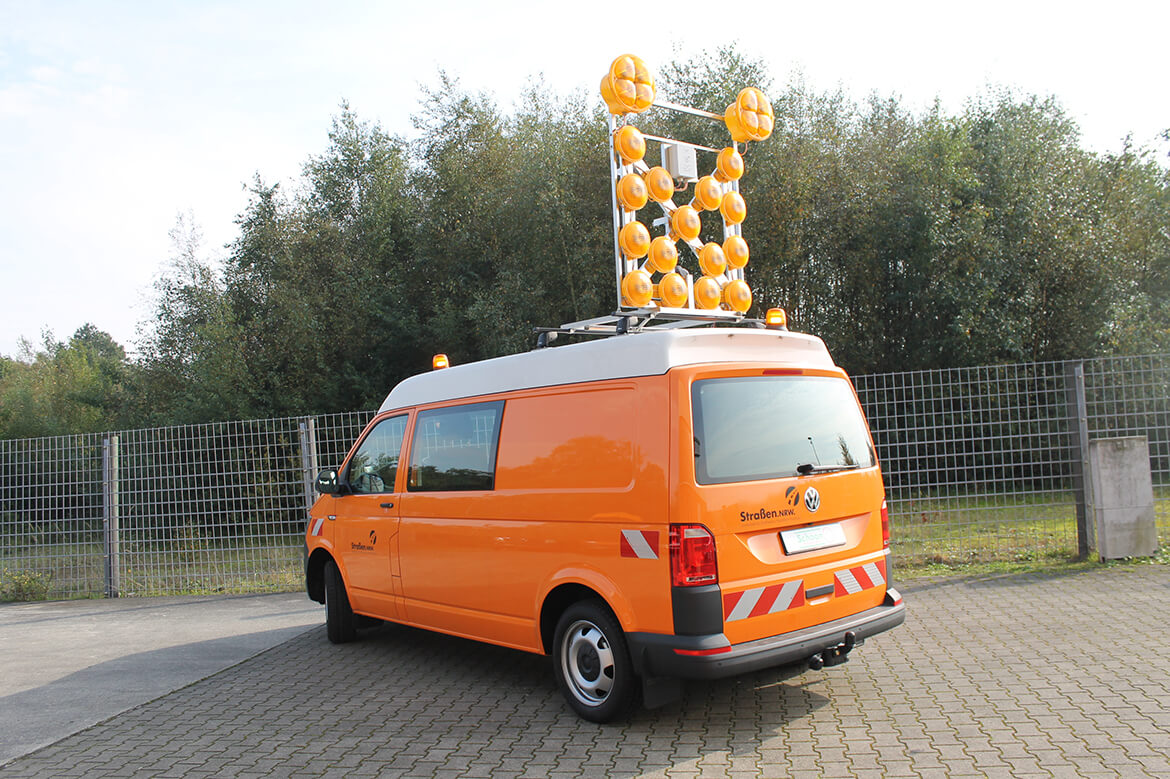 Transporter Kastenwagen mit Schoon Blinkpfeilanlage, Rundumkennleuchten und Seitenwandverkleidung (1)